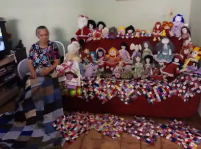 Idosa encontra na produção de bonecas estímulo para luta contra o câncer