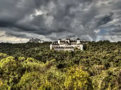 Hotel abandonado de luxo em Campos do Jordão tem fama de mal assombrado