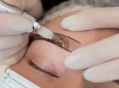 Micropigmentação pode oferecer riscos para os olhos, oftalmologista explica