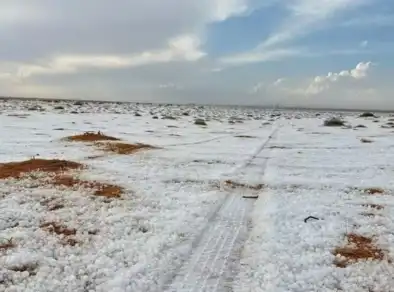 Deserto na Arábia Saudita fica coberto de neve pela primeira vez