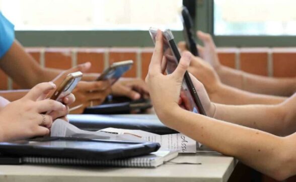 Lei que proíbe o uso de celulares na escola é aprovada pela Alesp