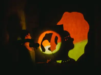 Documentário “Entre luzes e sombras” conta a história de companhia baseada na arte do Teatro de Sombras