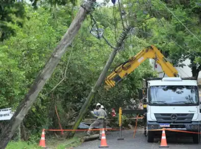 Temporal e ventos fortes atingem ao menos 35 cidades no Rio Grande do Sul
