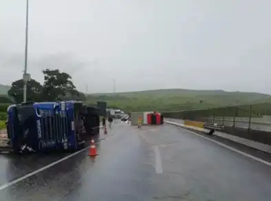 Acidente entre 2 caminhões deixa três pessoas feridas