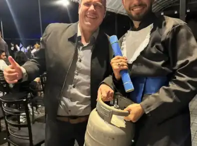 Estudante carrega botijão de gás em formatura para homenagear o pai