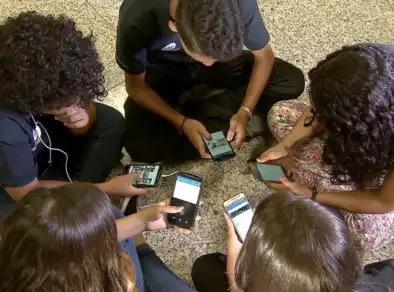 Tarcísio sanciona lei que proíbe celulares nas escolas em São Paulo