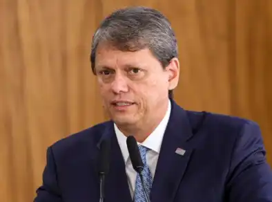 Tarcísio diz que vai manter câmeras em PMs porque estava “completamente errado”