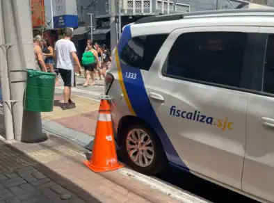 Carro da fiscalização da Prefeitura é flagrado estacionado de forma irregular