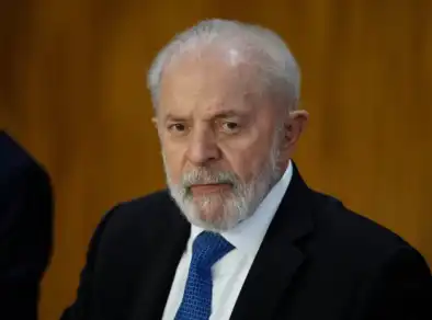 Lula passa por cirurgia e está na UTI em São Paulo