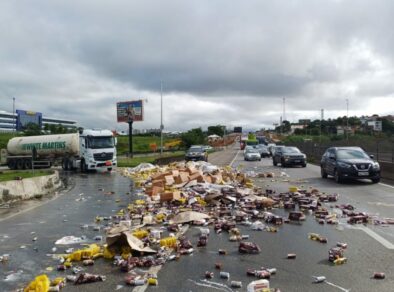 Queda de carga de cerveja e panetone provoca trânsito na Dutra em Jacareí