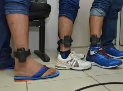 Uso de tornozeleira eletrônica para agressor de mulher é aprovado em comissão do Senado