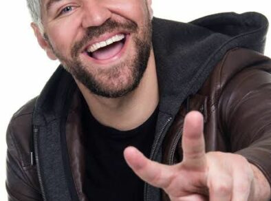 Honey Comedy apresenta stand up com Victor Sarro e Bruninho Mano em 18 de dezembro