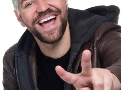 Honey Comedy apresenta stand up com Victor Sarro e Bruninho Mano em 18 de dezembro