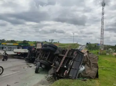 Carreta com garrafas de vidro tomba na Dutra em Jacareí