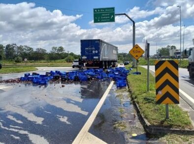 Carreta derruba garrafas de cerveja no retorno da Dutra em Jacareí