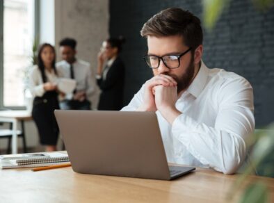 Pesquisa aponta de 67% dos trabalhadores brasileiros relatam estresse no trabalho