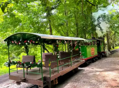 Maria-fumaça decorada e apresentação de Coral embalam o Natal no Parque Bambuí em Campos do Jordão