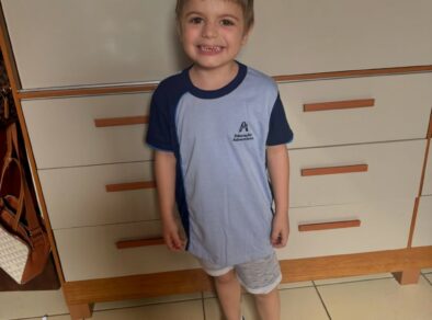 Menino de 5 anos vence o câncer e emociona ao retornar para escolinha