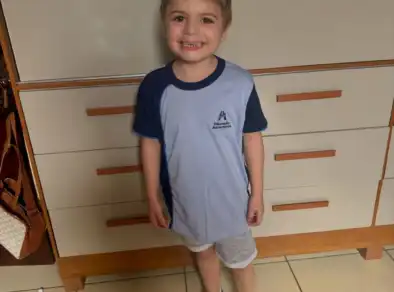 Menino de 5 anos vence o câncer e emociona ao retornar para escolinha