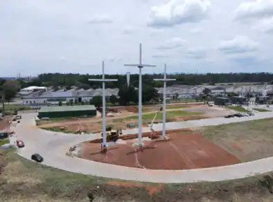 Igreja da Cidade inaugura Praça das Cruzes do Calvário com vista da Dutra