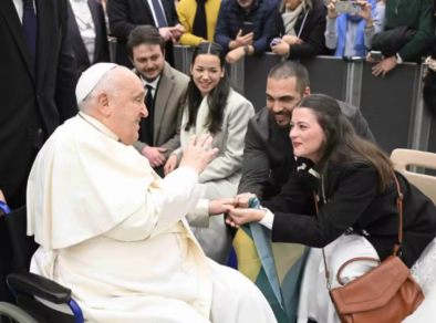 Casal de Caraguatatuba recebe benção do Papa Francisco