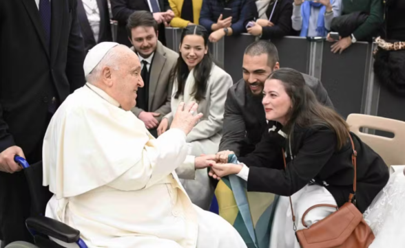 Casal de Caraguatatuba recebe benção do Papa Francisco