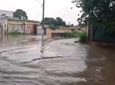 Casa é interditada e família fica desalojada por causa das fortes chuvas em Jacareí