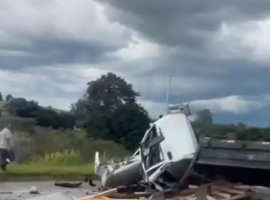Acidente entre carro e ônibus interdita Dutra em Pindamonhangaba