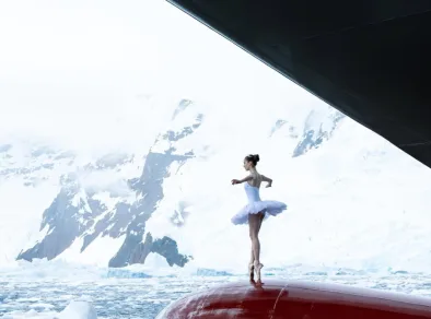 Bailarina viraliza ao dançar na proa de um navio na Antártida