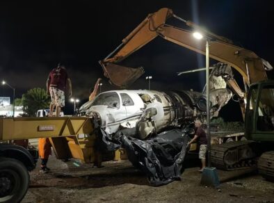 Avião que tentou pousar em Ubatuba é retirado do mar após 10 horas