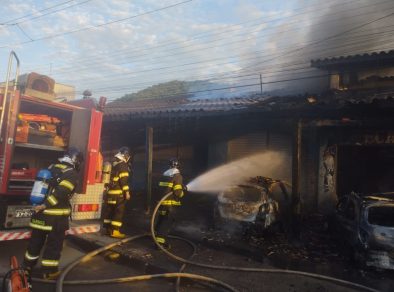 Incêndio atinge oficinas mecânicas e destrói 9 carros em Ubatuba