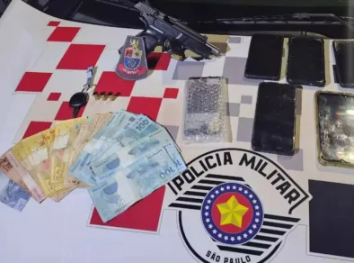 Homens são presos após dispararem tiros em frente de adega em São José