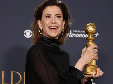 Fernanda Torres faz história e se torna a primeira brasileira a ganhar o Globo de Ouro de Melhor Atriz