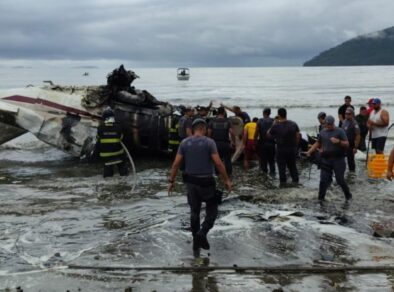 Quatro pessoas são resgatadas do avião que caiu em Ubatuba