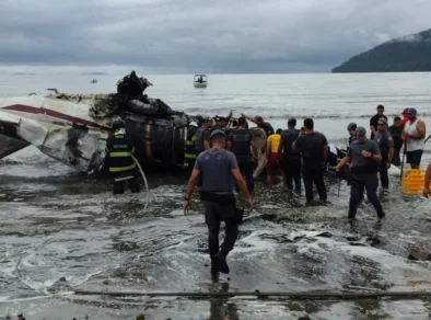Quatro pessoas são resgatadas do avião que caiu em Ubatuba