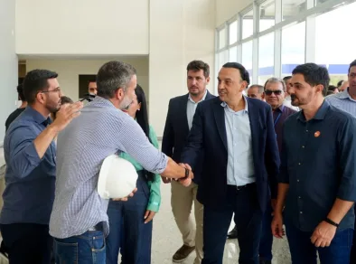 Governador em exercício visita obras do Hospital Regional Circuito da Fé em Cruzeiro