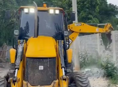Prefeitura derruba muro irregular no Banhado em São José Equipes da Prefeitura e da Polícia Militar atuaram no bairro
