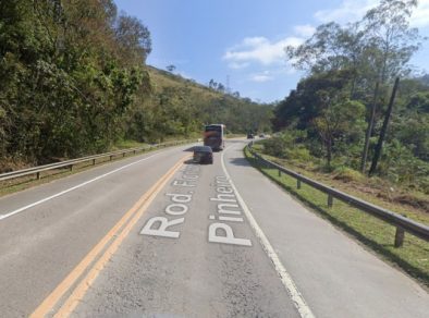 Acidente entre carro e caminhão deixa dois mortos e duas crianças feridas em Campos do Jordão