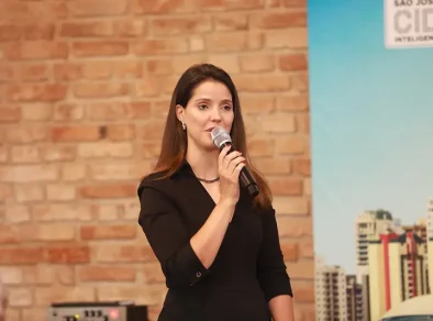 Secretária recém-nomeada falta no trabalho e vai à Disney