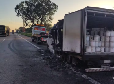 Caminhão com carga de sorvete pega fogo na Dutra em São José