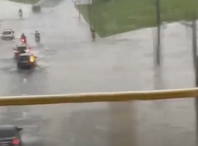 Entrada do Vista Verde fica alagada por causa das fortes chuvas em São José