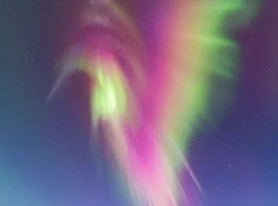 Fotógrafo registra aurora boreal em forma de beija-flor