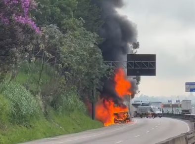 Caminhão carregado de parafina pega fogo e interdita a Dutra em Jacareí