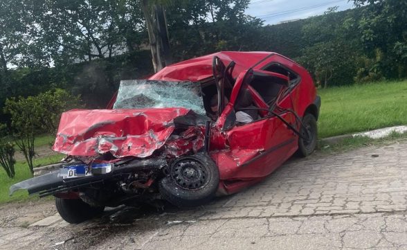 Acidente entre carro e ônibus deixa homem morto na SP-55 em Caraguatatuba