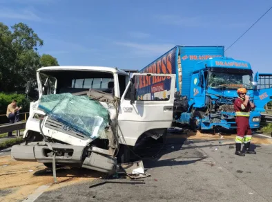 Acidente entre caminhões causa 9 km de congestionamento na Dutra em Jacareí