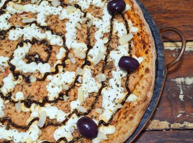 Pizza de alho negro é lançada em São José em homenagem a Fernanda Torres