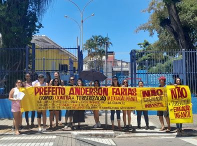 Pais protestam contra terceirização em São José