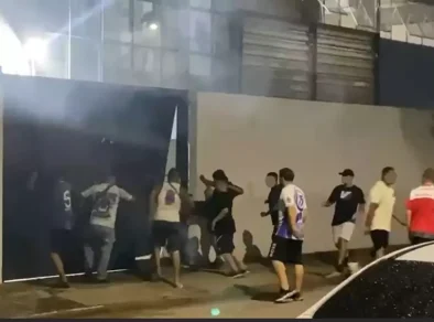Torcedores da Águia quebram portão do Martins Pereira em São José