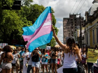Lei Maria da Penha se estende a casais homoafetivos e mulheres trans