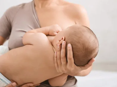 Mães vacinadas protegem bebês contra Covid-19 através da amamentação